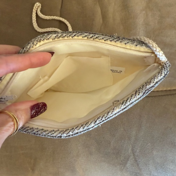 Elegant Beaded Clutch in Silver and White - Picture 3 of 3